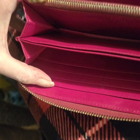 Beautiful Red Prada Wallet - Picture 4 of 7